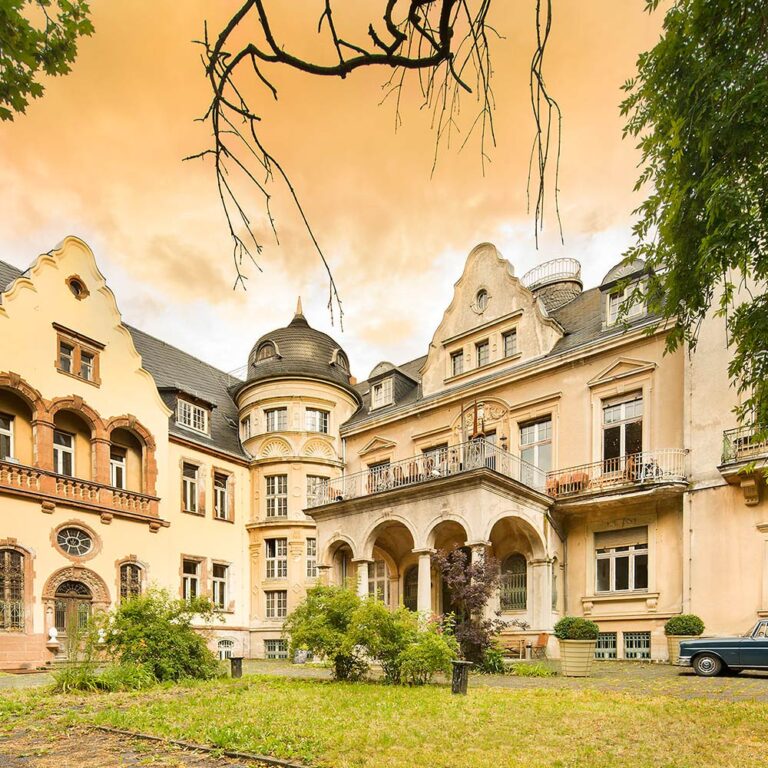 Schloss Beesenstedt — Innenhof mit historischer Fassade