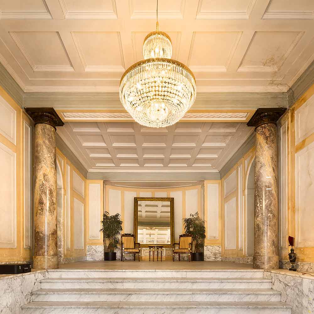 Marmorhalle mit Kronleuchter