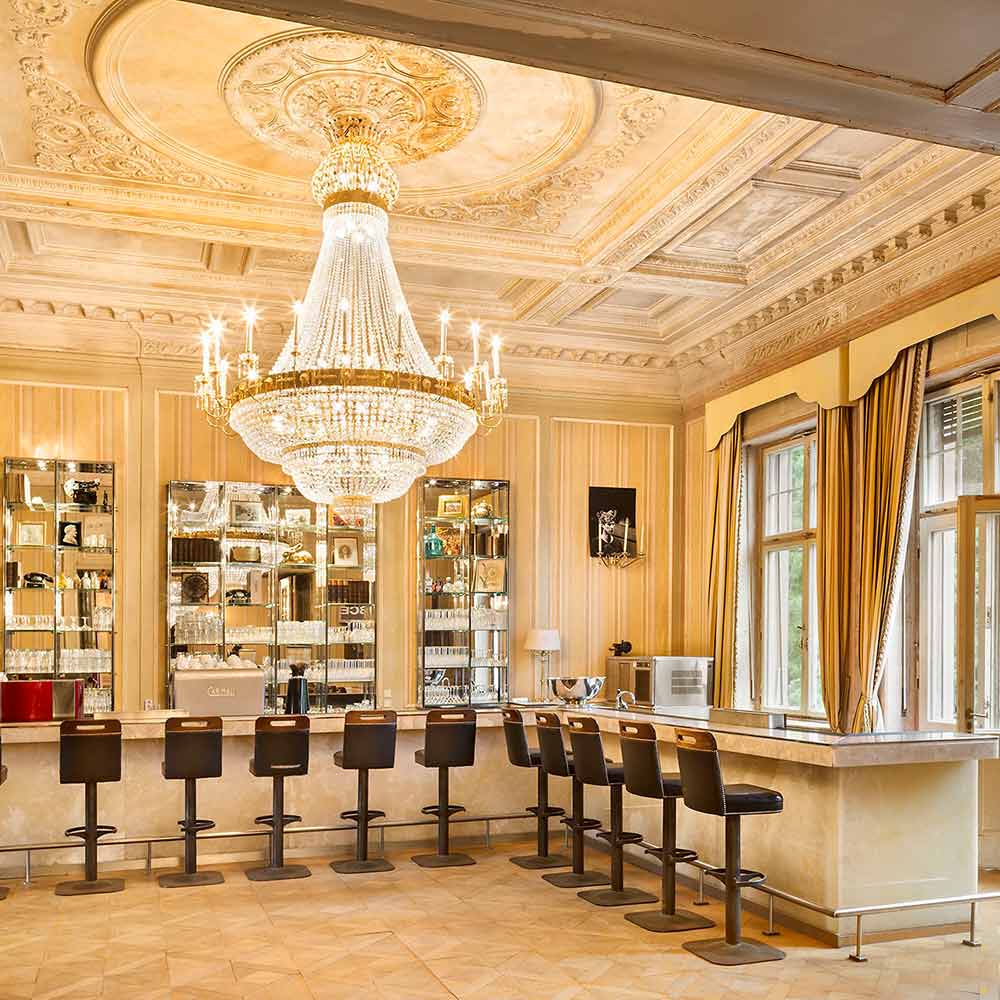 Salonbar unter goldener Stuckdecke