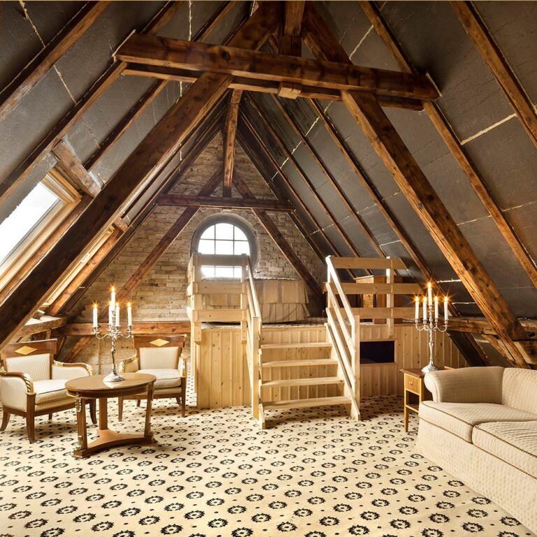 Dachgeschoss mit historischen Holzbalken