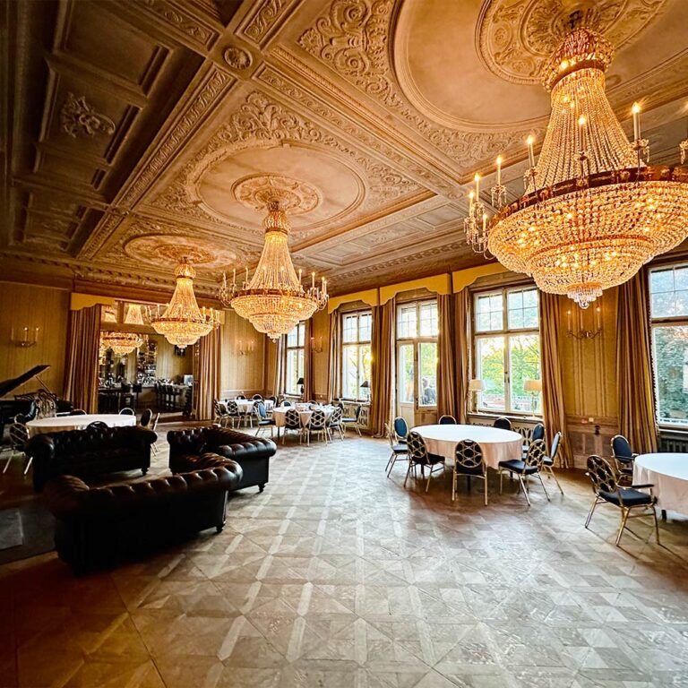 Festsaal mit drei Kronleuchtern